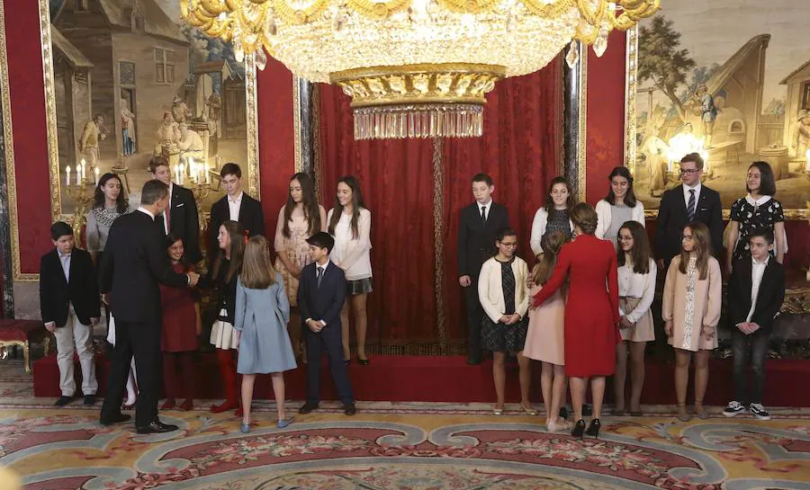 El jefe de Estado celebra su 50 cumpleaños imponiendo a su hija el Toisón de Oro, símbolo de «compromiso personal e institucional con España»