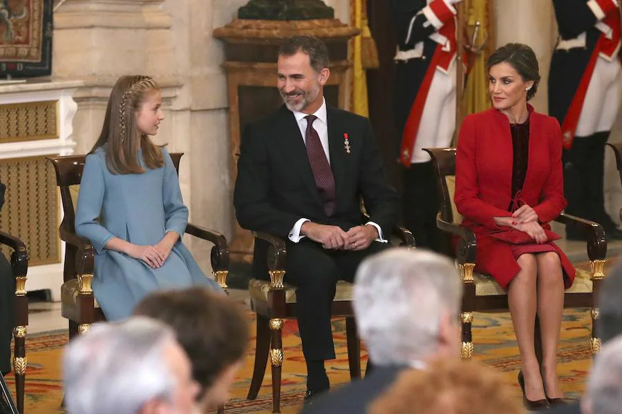 El jefe de Estado celebra su 50 cumpleaños imponiendo a su hija el Toisón de Oro, símbolo de «compromiso personal e institucional con España»