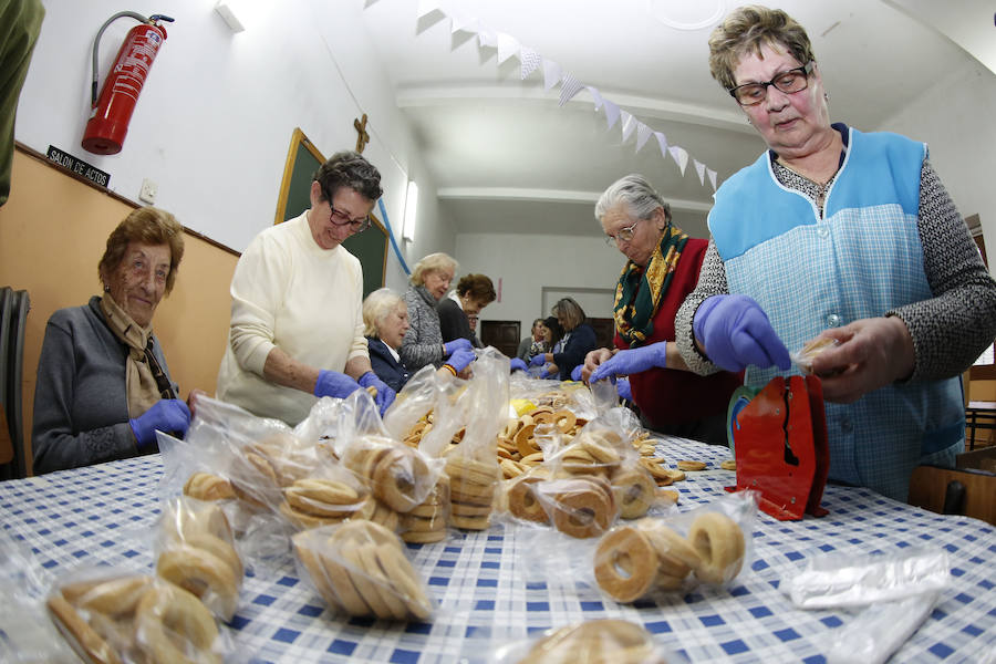 Voluntarios empaquetan 650 kilos del dulce protector de la garganta para celebrar la tradicional fiesta parroquial