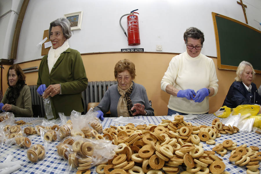 Voluntarios empaquetan 650 kilos del dulce protector de la garganta para celebrar la tradicional fiesta parroquial