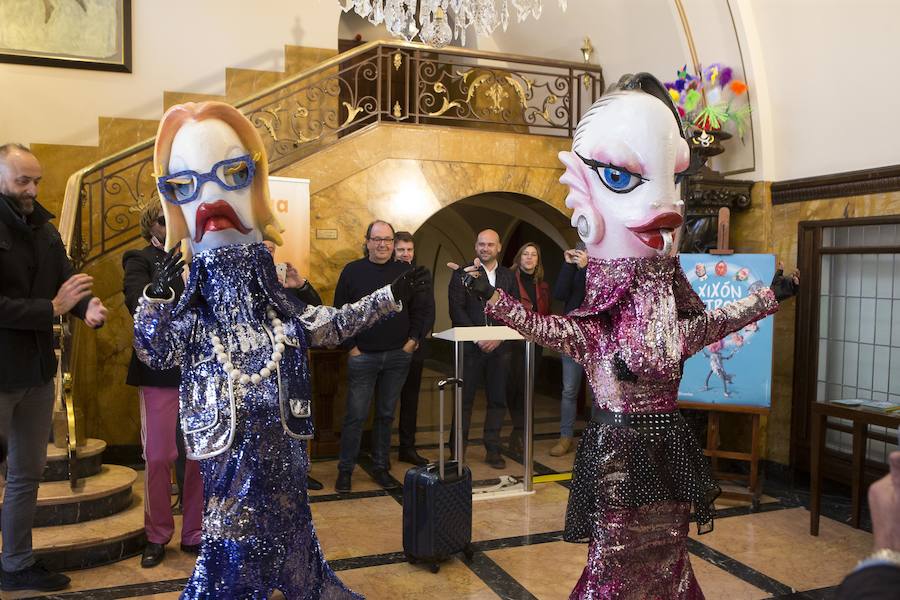 Dos sardinas, madre e hija, animarán el carnaval gijonés. que este año incluye como novedad una verbena en Begoña