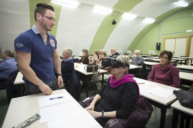 El profesor Antonio Fernández explica a una alumna las aplicaciones de las gafas de realidad virtual. 