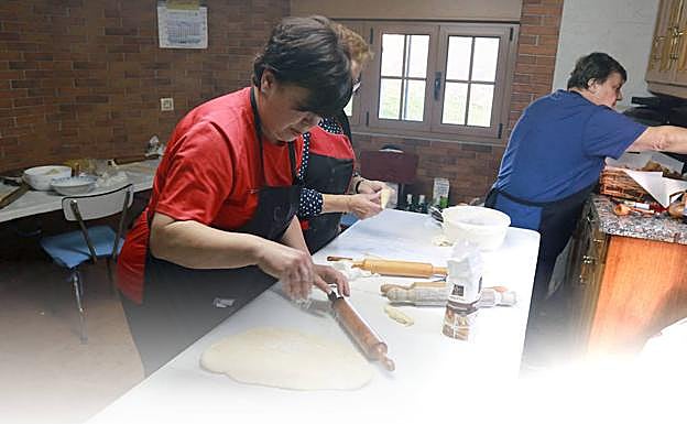 Marigel García inicia el proceso para preparar la mejor casadiella del mundo, trono que ostenta desde La Foz, donde reside.