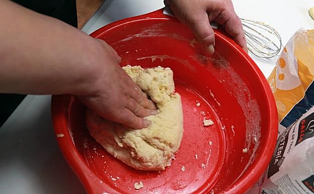 Imagen principal - Proceso de elaboración de les casadielles. 