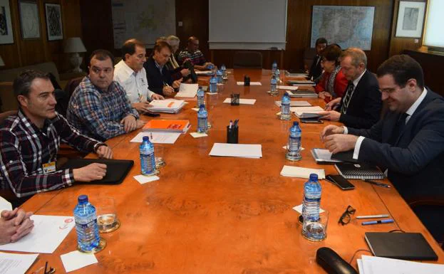 Los representantes sindicales, a la izquierda, en su reunión de ayer con el secretario de Estado de Energía. 