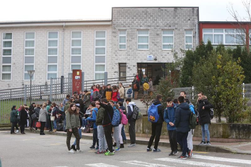 El humo que salía de la sala de calderas del instituto de Corvera obligó a cerrar el centro educativo.
