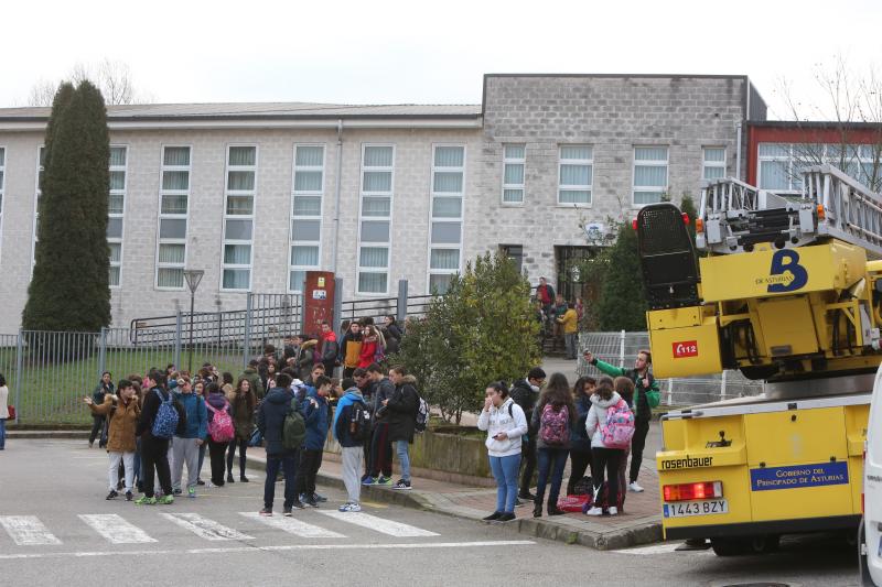El humo que salía de la sala de calderas del instituto de Corvera obligó a cerrar el centro educativo.