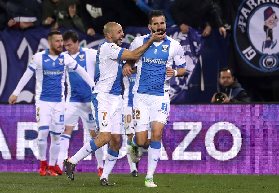 Leganés y Sevilla empataron a uno en la ida de las semifinales de la Copa del Rey que se disputó en el Estadio Municipal de Butarque. Muriel adelantó al cuadro hispalense, pero Siovas, en un lance ante Sergio Rico, anotó la igualada.