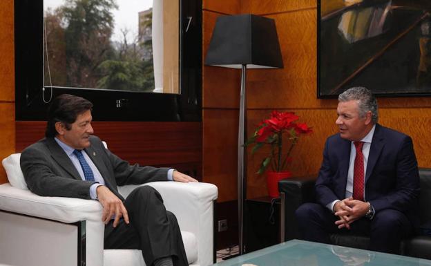 Durante la reunión que ha mantenido este jueves el presidente del Principado, Javier Fernández, con el presidente de la Federación Asturiana de Empresarios (FADE), Belarmino Feito.