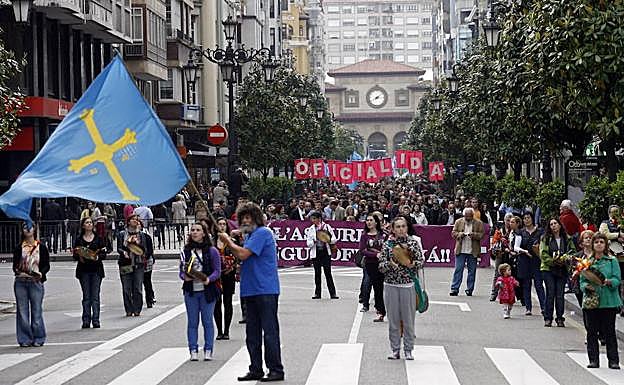 Manifestación por la oficialidad en Oviedo. 