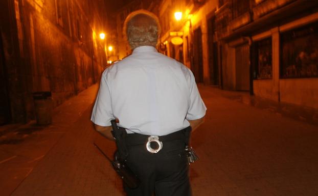 Un vigilante nocturno en la calle del Águila en 2010. 
