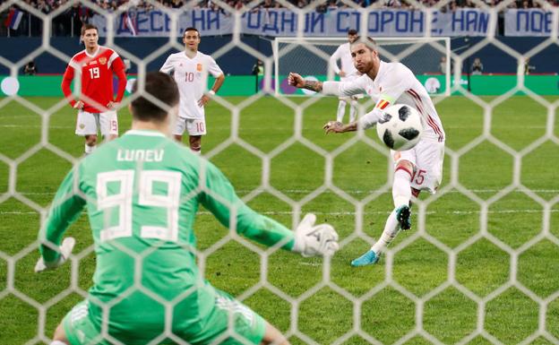 Sergio Ramos marca de penalti en el partido que España disputó ante Rusia en el estadio Krestovski. 