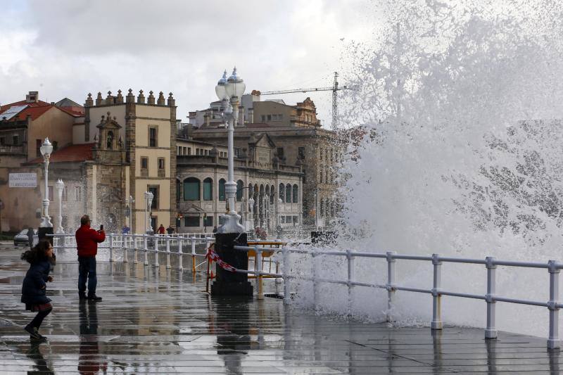 Ademas de la nieve, el granizo ha hecho acto de presencia en numerosos puntos de la región y Gijón registra olas de hasta seis metros