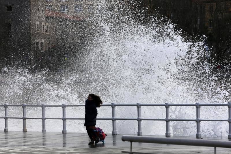 Ademas de la nieve, el granizo ha hecho acto de presencia en numerosos puntos de la región y Gijón registra olas de hasta seis metros