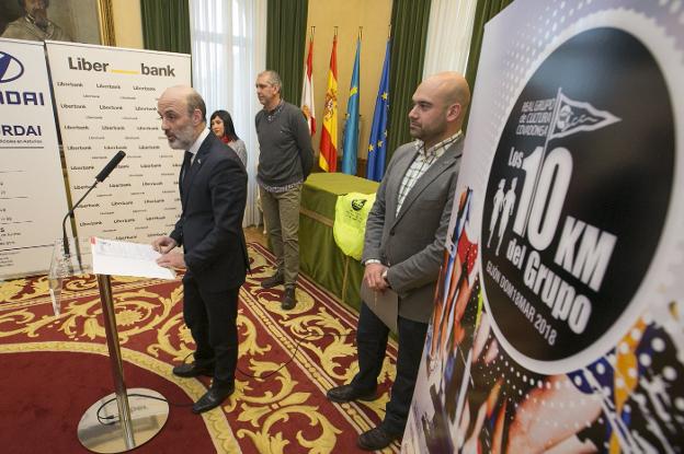 El presidente Antonio Corripio, con José Arconada y el concejal Jesús Martínez, detrás, en el Ayuntamiento gijonés. 