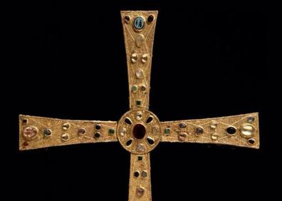 Imagen secundaria 1 - La Caja de las Ágatas, la Cruz de los Ángeles y la de la Victoria, las tres joyas más importantes de la Catedral de Oviedo.