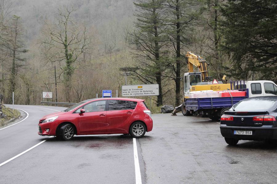 Corte en la carretera de acceso a Los Lagos y paraguas en Covadonga