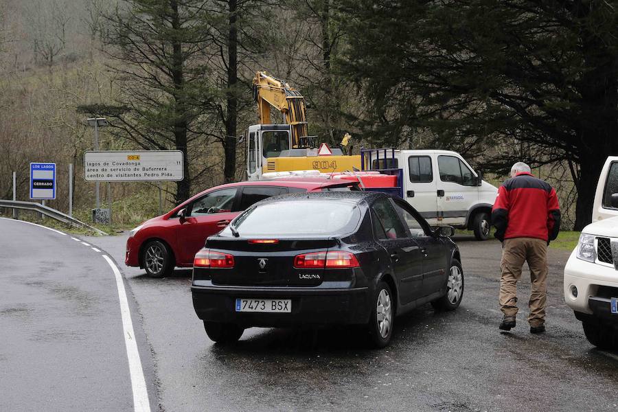 Corte en la carretera de acceso a Los Lagos y paraguas en Covadonga