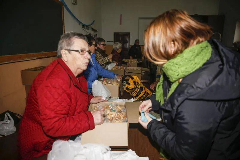 Más de una treintena de voluntarias repartieron el dulce protector de la garganta para celebrar la fiesta parroquial