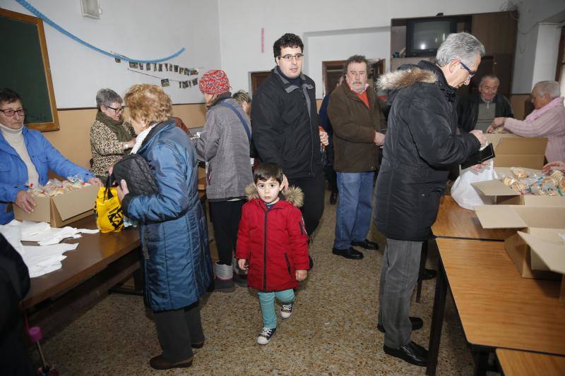 Más de una treintena de voluntarias repartieron el dulce protector de la garganta para celebrar la fiesta parroquial