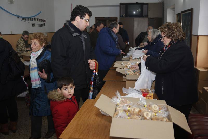 Más de una treintena de voluntarias repartieron el dulce protector de la garganta para celebrar la fiesta parroquial