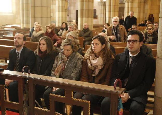 El nieto de la fallecida, Agustín, junto a su mujer y su madre. Su otra nieta, Leticia, y su marido, durante el funeral. :: J. PAÑEDA