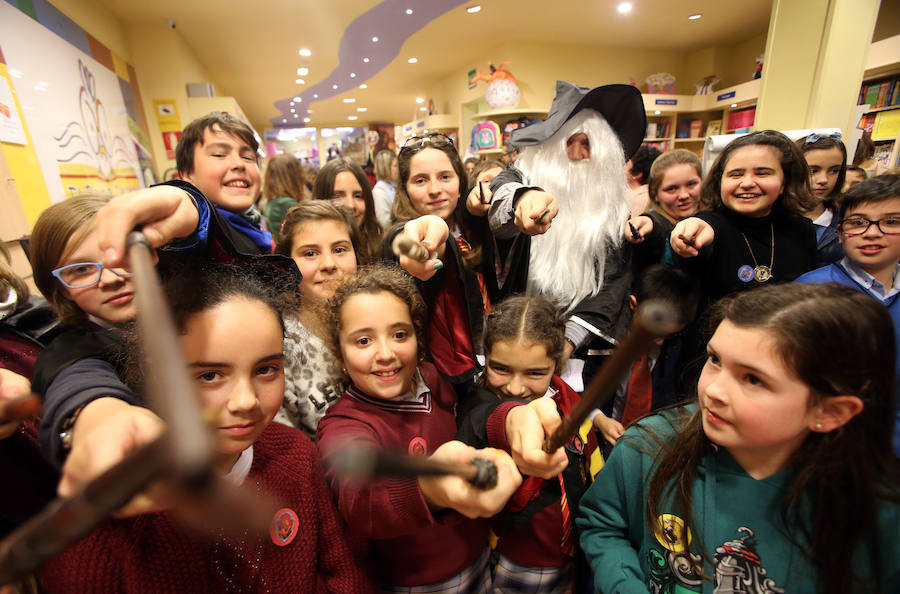 La librería Búho Lector de la capital asturiana celebró una tarde llena de detalles para que los niños pudiesen adentrarse en el mundo creado por creado por J. K. Rowling