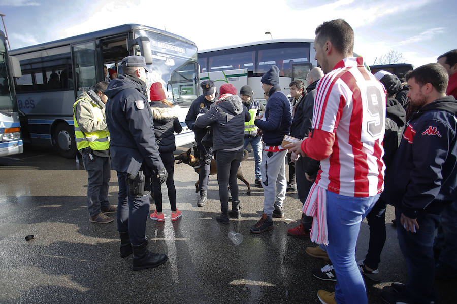 La afición del Sporting pone rumbo a Oviedo