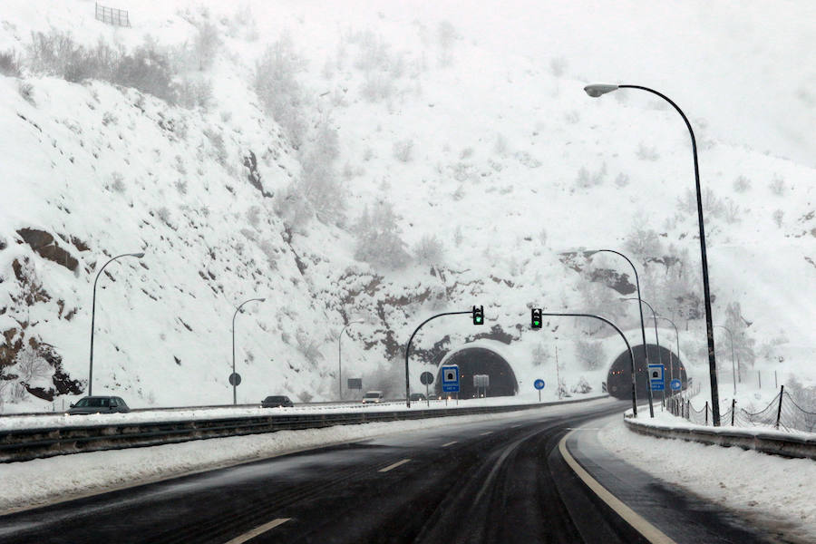 Las nevadas complican la comunicación de Asturias con la Meseta. La autopista del Huerna se cubrió de un manto blanco que ha obligado a realizar cortes puntuales y a reducir la velocidad
