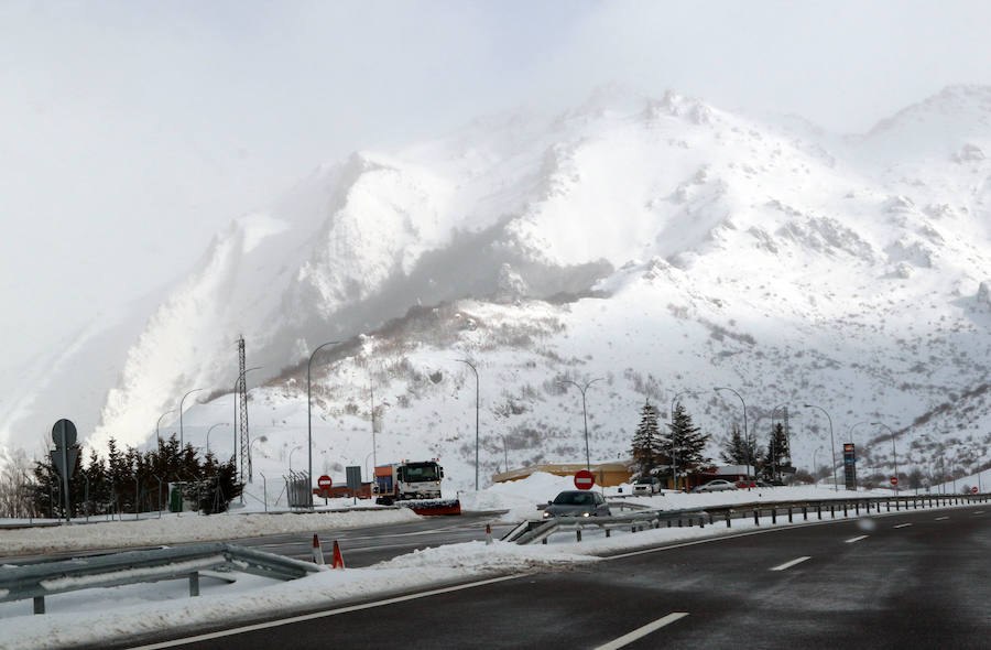 Las nevadas complican la comunicación de Asturias con la Meseta. La autopista del Huerna se cubrió de un manto blanco que ha obligado a realizar cortes puntuales y a reducir la velocidad