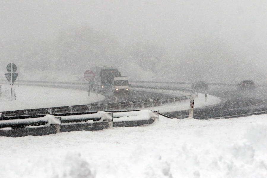 Las nevadas complican la comunicación de Asturias con la Meseta. La autopista del Huerna se cubrió de un manto blanco que ha obligado a realizar cortes puntuales y a reducir la velocidad