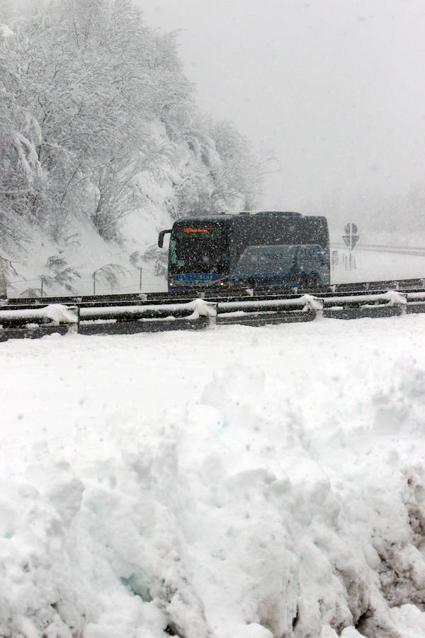 Las nevadas complican la comunicación de Asturias con la Meseta. La autopista del Huerna se cubrió de un manto blanco que ha obligado a realizar cortes puntuales y a reducir la velocidad