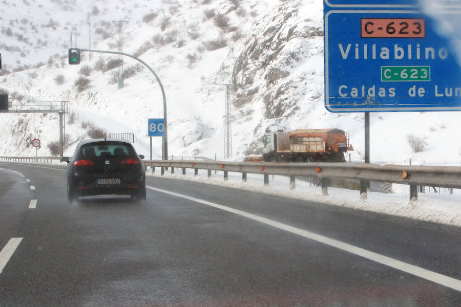 Las nevadas complican la comunicación de Asturias con la Meseta. La autopista del Huerna se cubrió de un manto blanco que ha obligado a realizar cortes puntuales y a reducir la velocidad