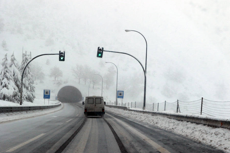 Las nevadas complican la comunicación de Asturias con la Meseta. La autopista del Huerna se cubrió de un manto blanco que ha obligado a realizar cortes puntuales y a reducir la velocidad