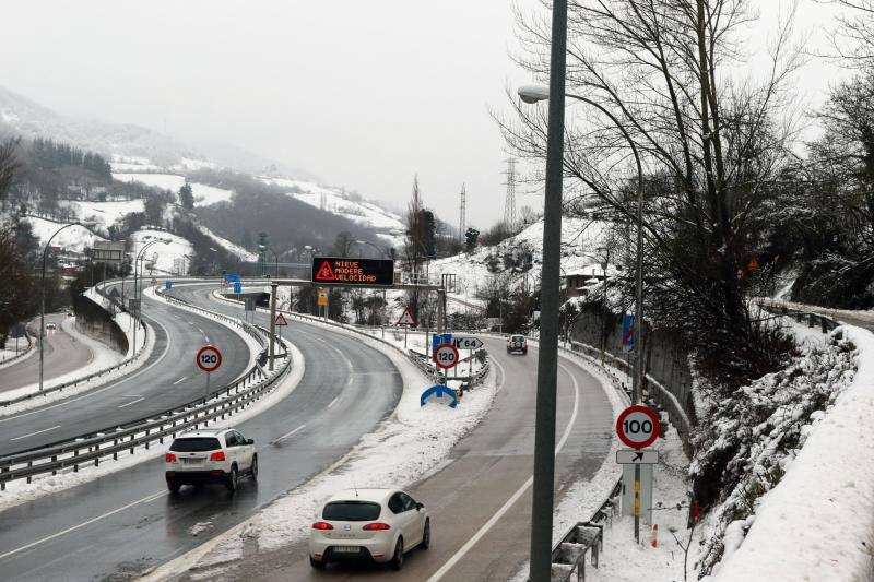 El temporal dificulta la circulación en el Huerna y en Pajares