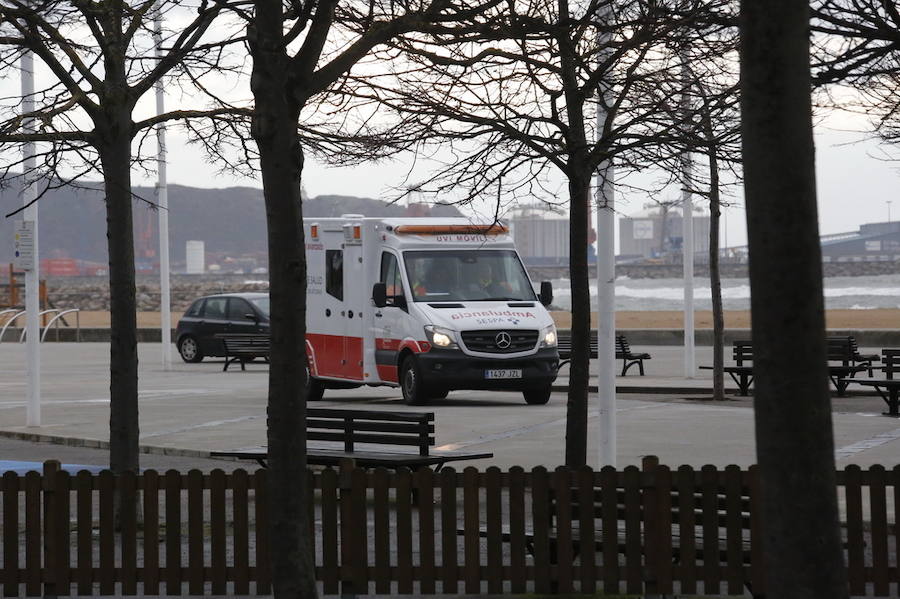 Hallan el cadáver de una mujer en la playa de Poniente