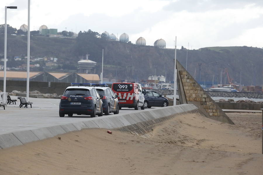 Hallan el cadáver de una mujer en la playa de Poniente