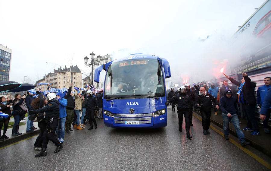 Las aficiones del Oviedo y del Sporting, a las puertas del Carlos Tariere