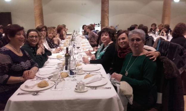 Varias de las mujeres participantes en la cena de Las Águedas en el Palacio Merás de Tineo. 