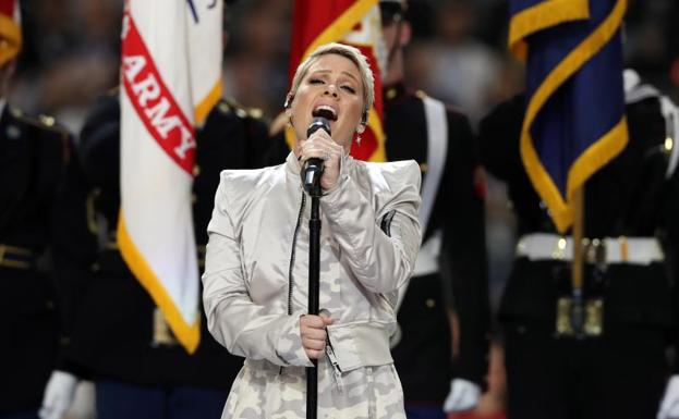 Pink, durante su interpretación del himno de Estados Unidos. 