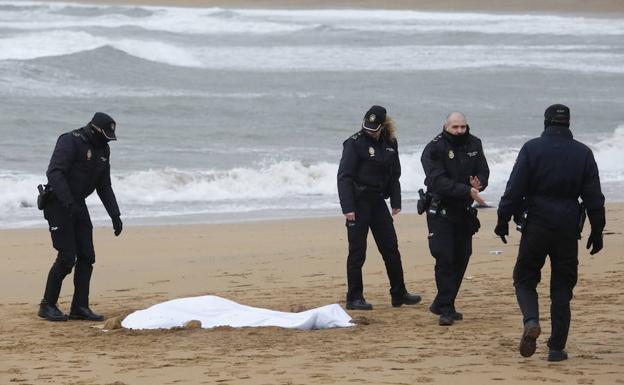 Hallan hoy lunes, 5 de febrero, el cadáver de una mujer en la playa de Poniente