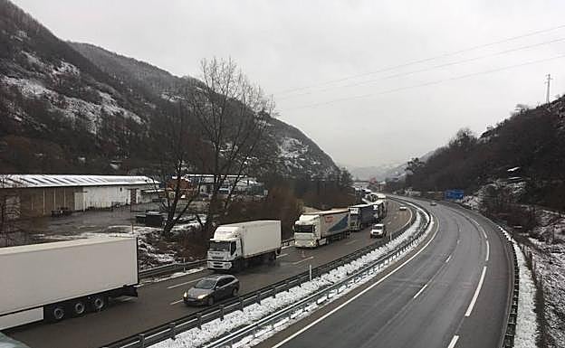 Camiones parados cerca del área de servicio de Villallana, en Lena.