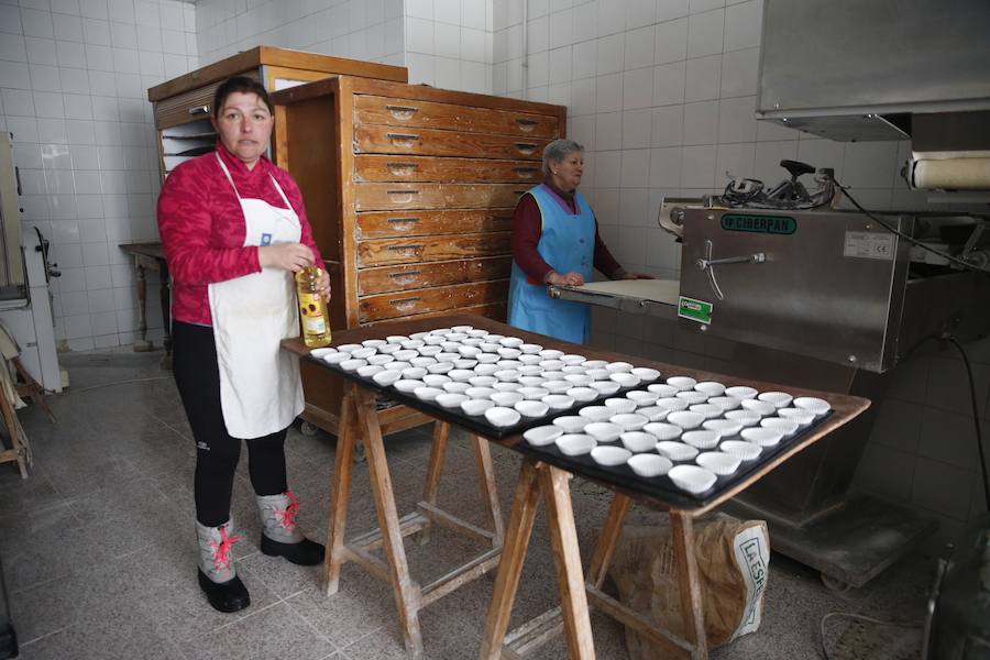 La llegada de un nuevo frente frío mantiene gran parte de Asturias bajo un manto blanco. Además de la nieve, la caída de árboles está complicando la circulación en varias carreteras de la región. 