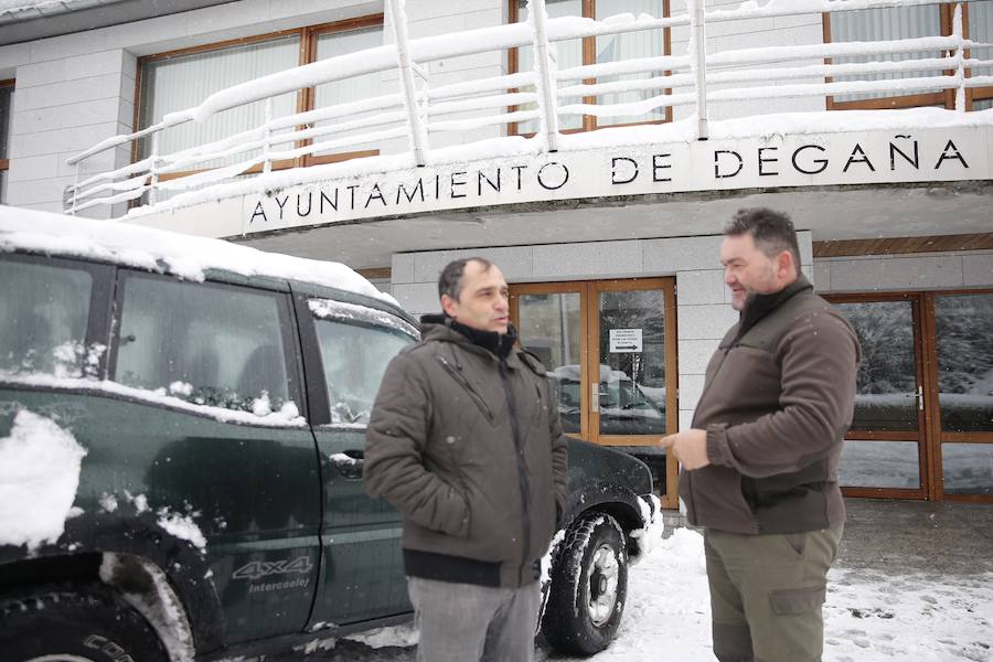 La llegada de un nuevo frente frío mantiene gran parte de Asturias bajo un manto blanco. Además de la nieve, la caída de árboles está complicando la circulación en varias carreteras de la región. 