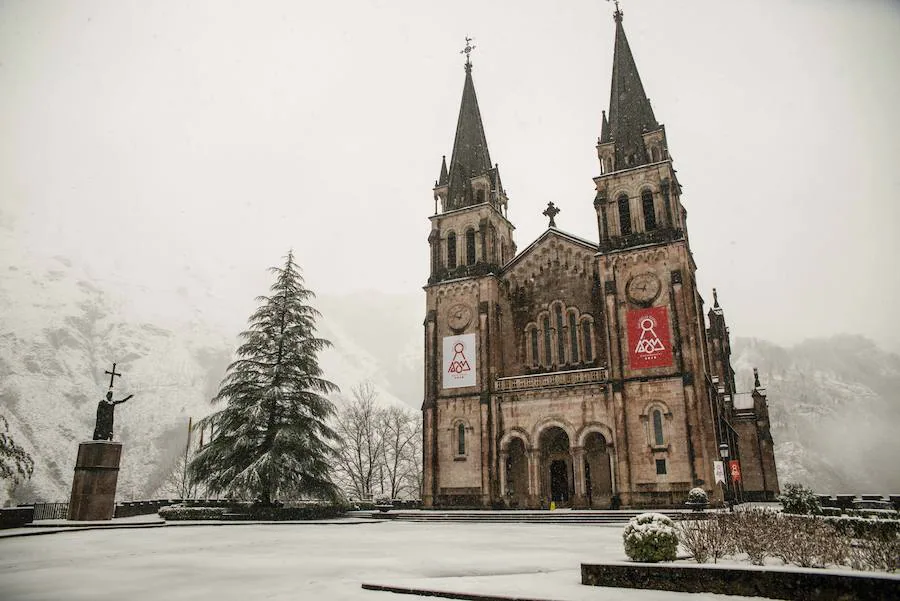 El Real Sitio de Covadonga luce una imagen totalmente invernal. Un manto blanco cubre todo el entorno dejando estas imágenes