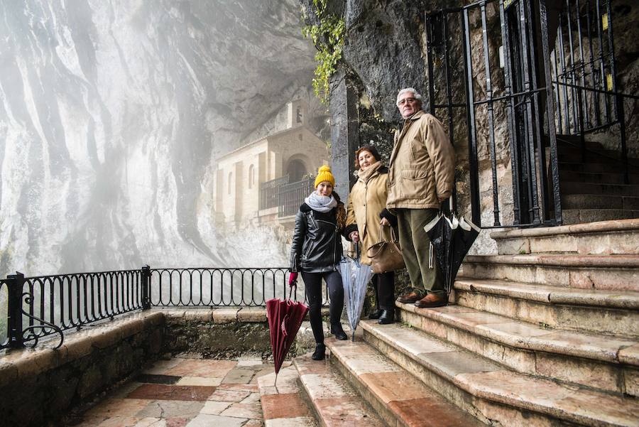 El Real Sitio de Covadonga luce una imagen totalmente invernal. Un manto blanco cubre todo el entorno dejando estas imágenes