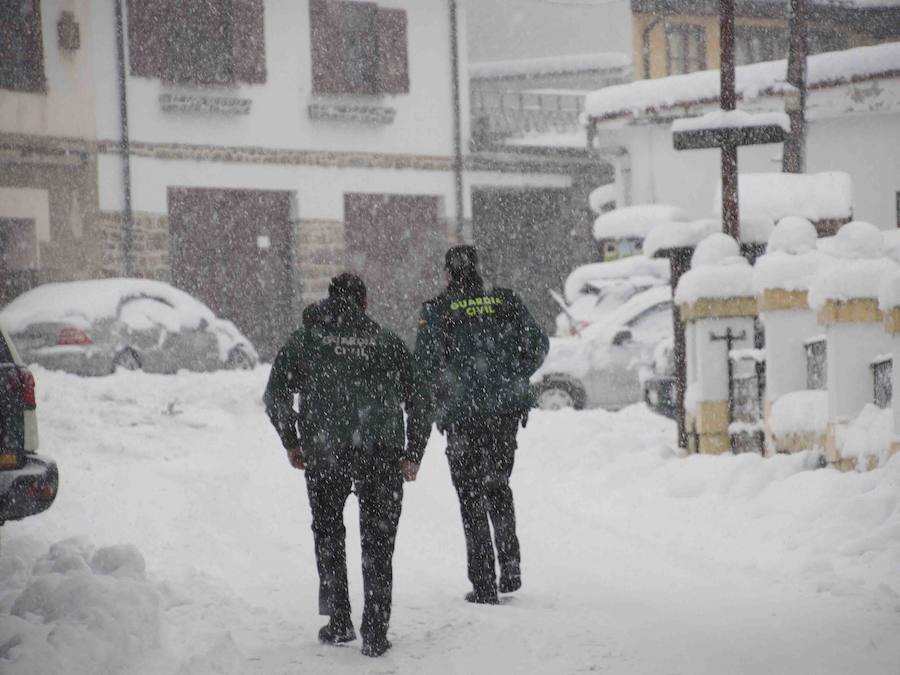 Los vecinos del Ponga hacen frente al invierno que ha vuelto a teñir de blanco el concejo. El concejo está rodeado de riscos y hayedos y es una de las poblaciones que se encuentran a mayor altura sobre el nivel del mar