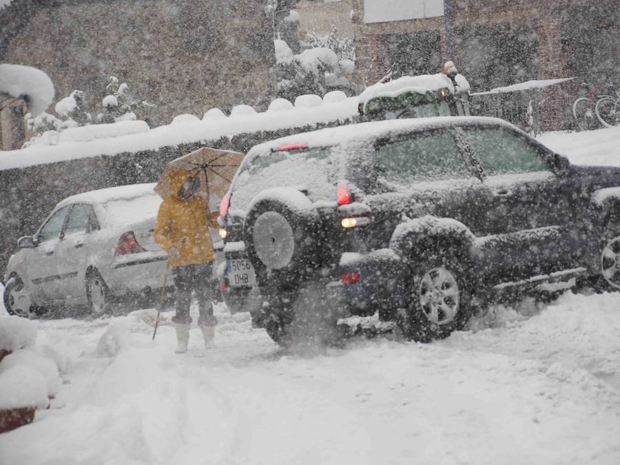Los vecinos del Ponga hacen frente al invierno que ha vuelto a teñir de blanco el concejo. El concejo está rodeado de riscos y hayedos y es una de las poblaciones que se encuentran a mayor altura sobre el nivel del mar