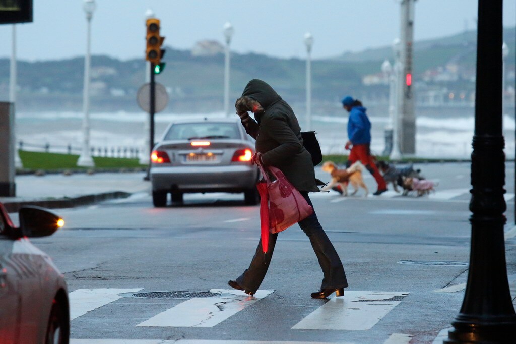 El temporal golpea la costa de Gijón