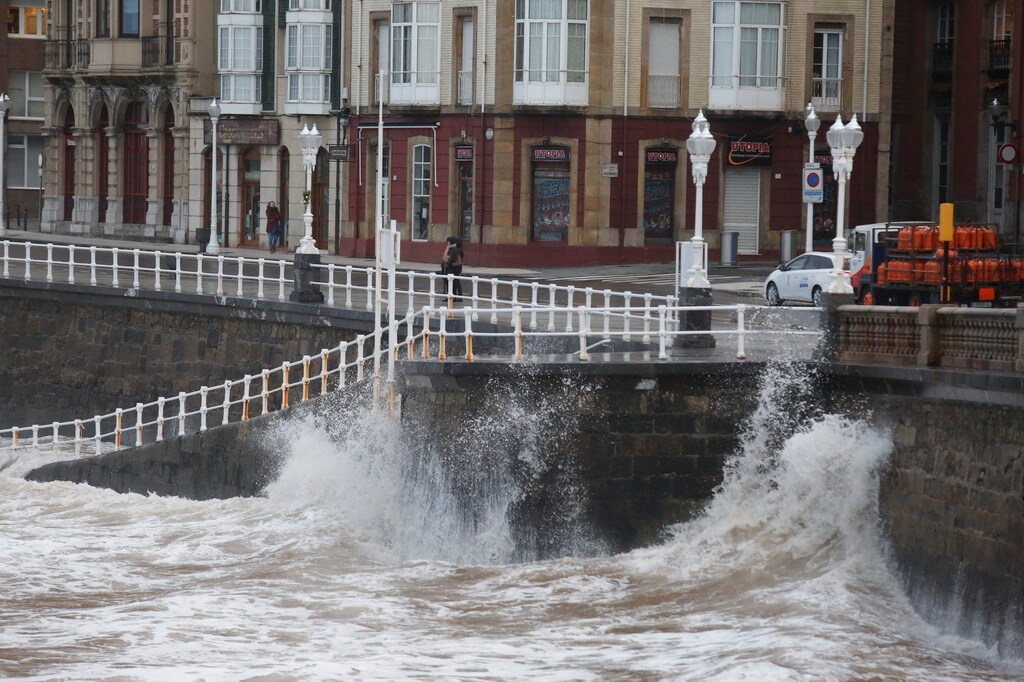 El temporal golpea la costa de Gijón